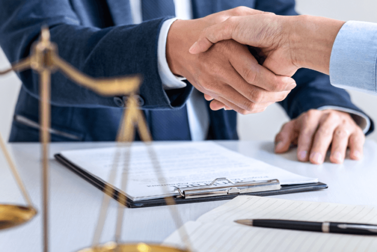 Abogados dandose la mano - Abogados gratis en EE. UU.