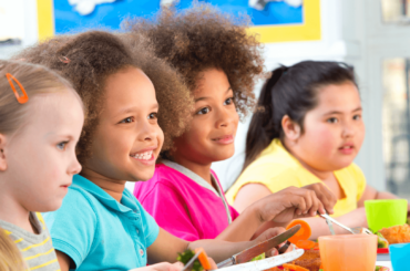Asistencia alimentaria - Niños comiendo almuerzos escolares