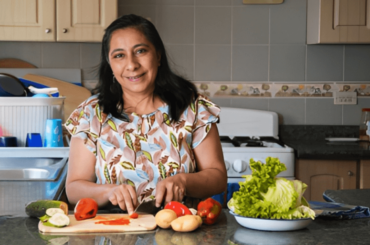 Comida casera - Mujer hispana cocinando comida casera
