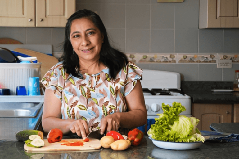 Comida casera - Mujer hispana cocinando comida casera