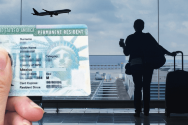 Residente permanente viajando en el aeropuerto